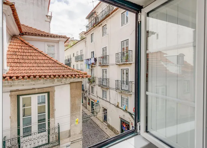 Bairro Alto Window - Cozy Spot In A Buzzing Locale